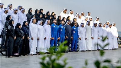 رئيس الدولة يستقبل الرواد ووفد مركز محمد بن راشد للفضاء