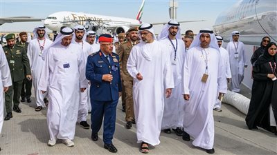 خالد بن محمد بن زايد يقوم بجولة في «معرض دبي للطيران» 2023