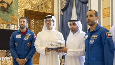 منصور بن زايد يستقبل وفد مركز محمد بن راشد للفضاء وفريق