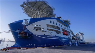 أكبر سفينة في العالم لمد الكابلات تبدأ العمل في مشروع 