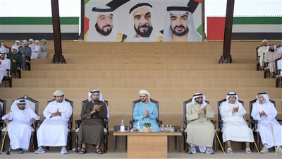 حمدان بن زايد يتوج الفائزين بمزاينة الإبل في مهرجان الظفرة