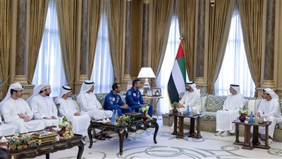حمدان بن زايد يستقبل سلطان النيادي وفريق مهمة 