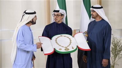 رئيس الدولة يمنح محمد بن راشد ومنصور بن زايد وسام 