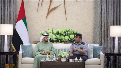 حمدان بن زايد يستقبل المهنئين بشهر رمضان من منتسبي شرطة الظفرة والدفاع المدني وموظفي البلدية و 