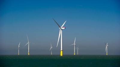 تركيب أول توربينة رياح في محطة 