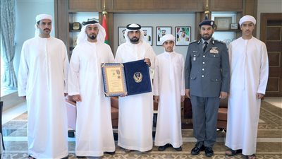 سيف بن زايد يسلّم ميدالية الواجب لعائلتي منتسبين من شرطة أبوظبي توفيا أثناء أداء واجبهما الوطني