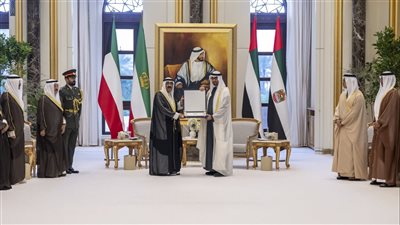 رئيس الدولة يمنح أمير الكويت 