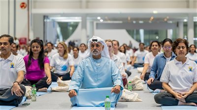 نهيان بن مبارك يشهد فعالية اليوم العالمي لليوجا بمركز 