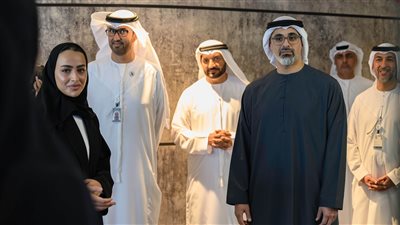 خالد بن محمد بن زايد يزور مكاتب التداول التابعة لمجموعة أدنوك ويلتقي عدداً من خريجي 