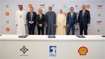 خالد بن محمد بن زايد يلتقي عددا من رؤساء شركات الطاقة العالمية ويشهد مراسم توقيع اتفاق لانضمام مجموعة من الشركاء العالميين إلى مشروع الرويس للغاز الطبيعي