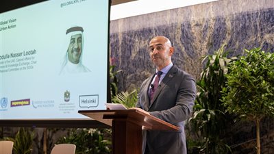 نموذج الإمارات رئيسي في جلسة 