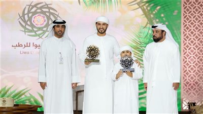 تتويج الفائزين في مسابقات مهرجان ليوا للرطب وفعاليات متنوعة لجناح 