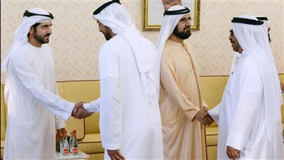 محمد بن راشد وبحضور حمدان بن محمد يستقبل جمعا من أعيان البلاد ورجال الأعمال ومسؤولي الجهات والدوائر الحكومية