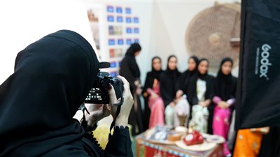 مصورة إماراتية توثق اللحظات السعيدة في مهرجان ليوا للرطب