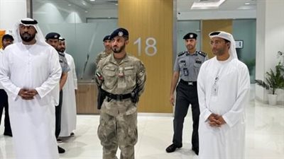شرطة أبوظبي تتابع جودة العمل في مراكز خدمات المراجعين فى 