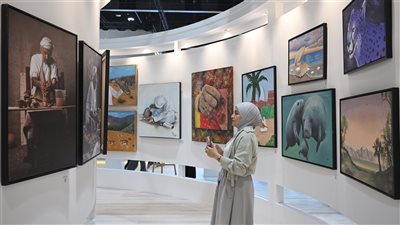معرض أبوظبي للصيد والفروسية... إبداعات فنية مستوحاة من البيئة الإماراتية