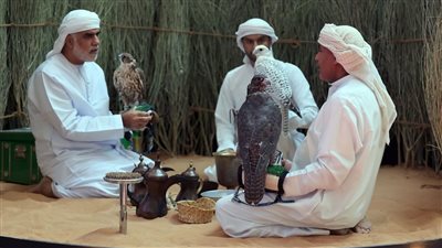 نادي صقاري الإمارات يعرف زوار جناحه بمعرض 