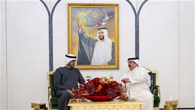 رئيس الدولة يزور ملك البحرين في مقر إقامته في أبوظبي