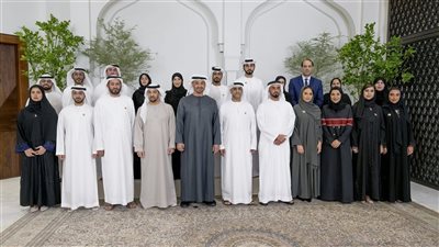 رئيس الدولة يتسلم نسخة من كتاب 