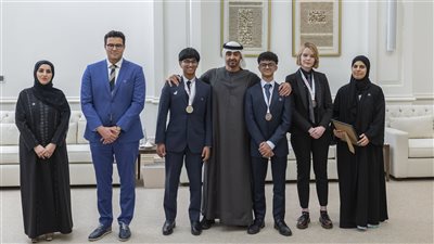 رئيس الدولة يستقبل طلبة الإمارات المتميزين المشاركين في