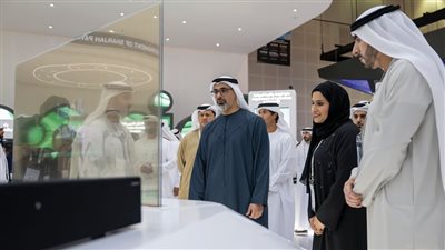 خالد بن محمد بن زايد يزور معرض 