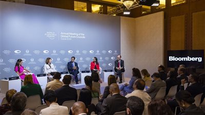 مجالس المستقبل .. خبراء يؤكدون استمرار العولمة بشكلها الجديد في رسم مسارات التنمية