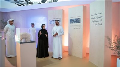 سيف بن زايد يزور المعارض التفاعلية ضمن الاجتماعات السنوية لحكومة الإمارات