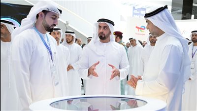 سيف بن زايد يزور عددا من الأجنحة المشاركة في 