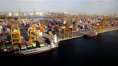 ميناء جبل علي يسجل رقماً قياسياً جديداً في المناولة الشهرية للحاويات