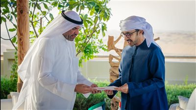 رئيس الدولة يتلقى دعوة من أمير الكويت لحضور القمة الخليجية تسلمها عبدالله بن زايد