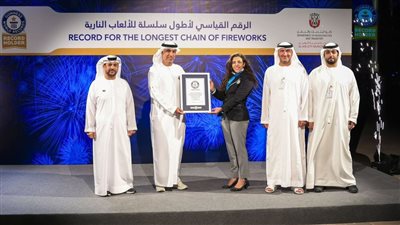 بلدية العين تدخل “غينيس” بأطول سلسلة ألعاب نارية في “عيد الاتحاد الـ53”