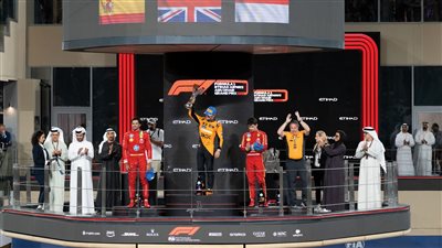 حمدان بن محمد بن زايد يتوج المتسابق البريطاني لاندو نوريس بلقب جائزة الاتحاد للطيران الكبرى للفورمولا 1