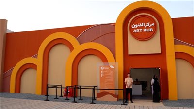 مركز الفنون في مهرجان ليوا منصة للإبداع والرسم بالألوان