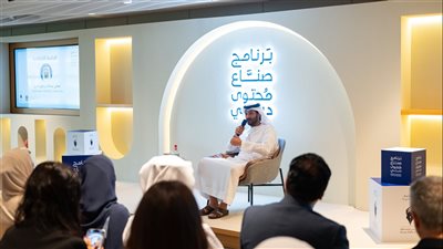 ابن طوق يناقش مع 