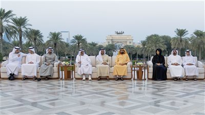 محمد بن راشد يلتقي جمعاً من الشيوخ وأعيان البلاد وكبار المسؤولين