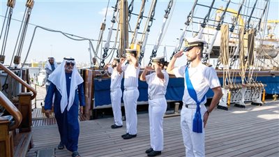 نهيان بن مبارك يزور السفينة التاريخية 