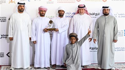 تتويج الفائزين بمزاينة الإبل في ثاني أيام مهرجان الظفرة