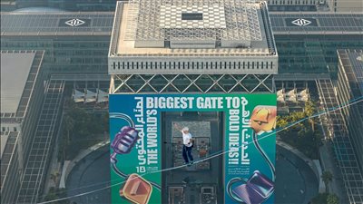 خلال قمة المليار متابع .. محترف السير على الحبال 