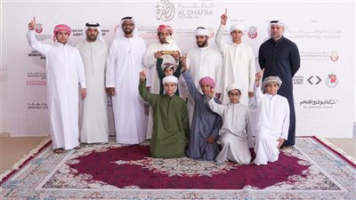 تتويج الفائزين في مزاينة الإبل بمهرجان الظفرة