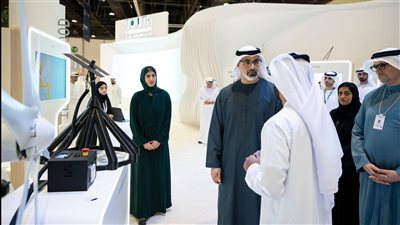 خالد بن محمد بن زايد يزور جناح مركز 