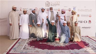 تتويج الفائزين بأشواط الإيذاع في مزاينة الإبل بمهرجان الظفرة