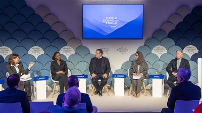 دافوس .. مريم الحمادي تستعرض ريادة الإمارات في تحديث منظومة الحوكمة والتشريعات