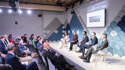 عبدالله بن طوق يستعرض المزايا التنافسية للاقتصاد الإماراتي خلال دافوس 2025