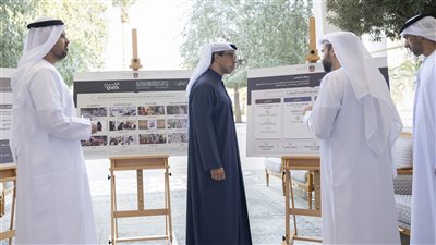 منصور بن زايد يطلع على إستراتيجية 