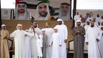 حمدان بن زايد يتوج الفائزين بمزاينة الإبل في مهرجان الظفرة