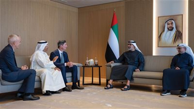 خالد بن محمد بن زايد يلتقي رئيس مجلس إدارة شركة ستاربكس