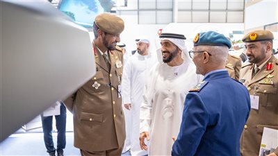 نهيان بن زايد يزور جناح الحرس الوطني في “آيدكس 2025”