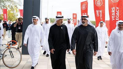 خالد بن محمد بن زايد يلتقي فريق الإمارات 