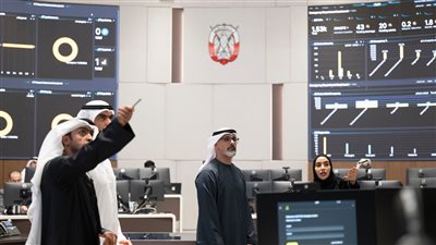 خالد بن محمد بن زايد يطلع على منظومة مركز قيادة العمليات الطبية الموحّدة في أبوظبي