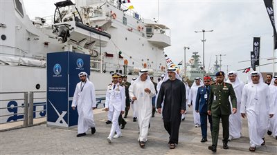 خالد بن محمد بن زايد يشهد جانباً من فعاليات اليوم الثاني من معرضَي 